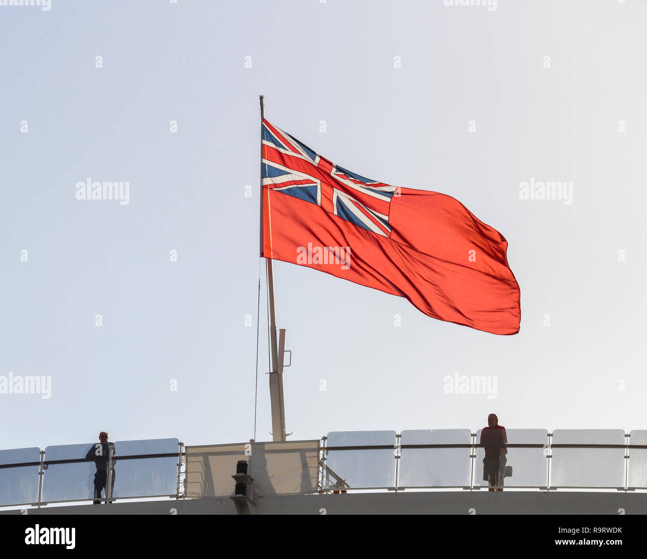 Red Ensign Flagge auf Queen Victoria Kreuzfahrtschiff. Stockfoto