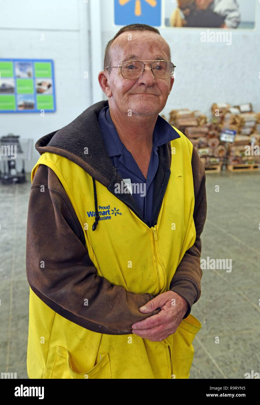 Clayton, GA, USA. 28 Dez, 2018. Billy erstreben, und wo Sie jetzt sind: Befreiung Schauspieler Billy röten Greeter an Walmart, Walmart, Clayton, GA 28. Dezember 2018. Credit: Derek Sturm/Everett Collection/Alamy leben Nachrichten Stockfoto