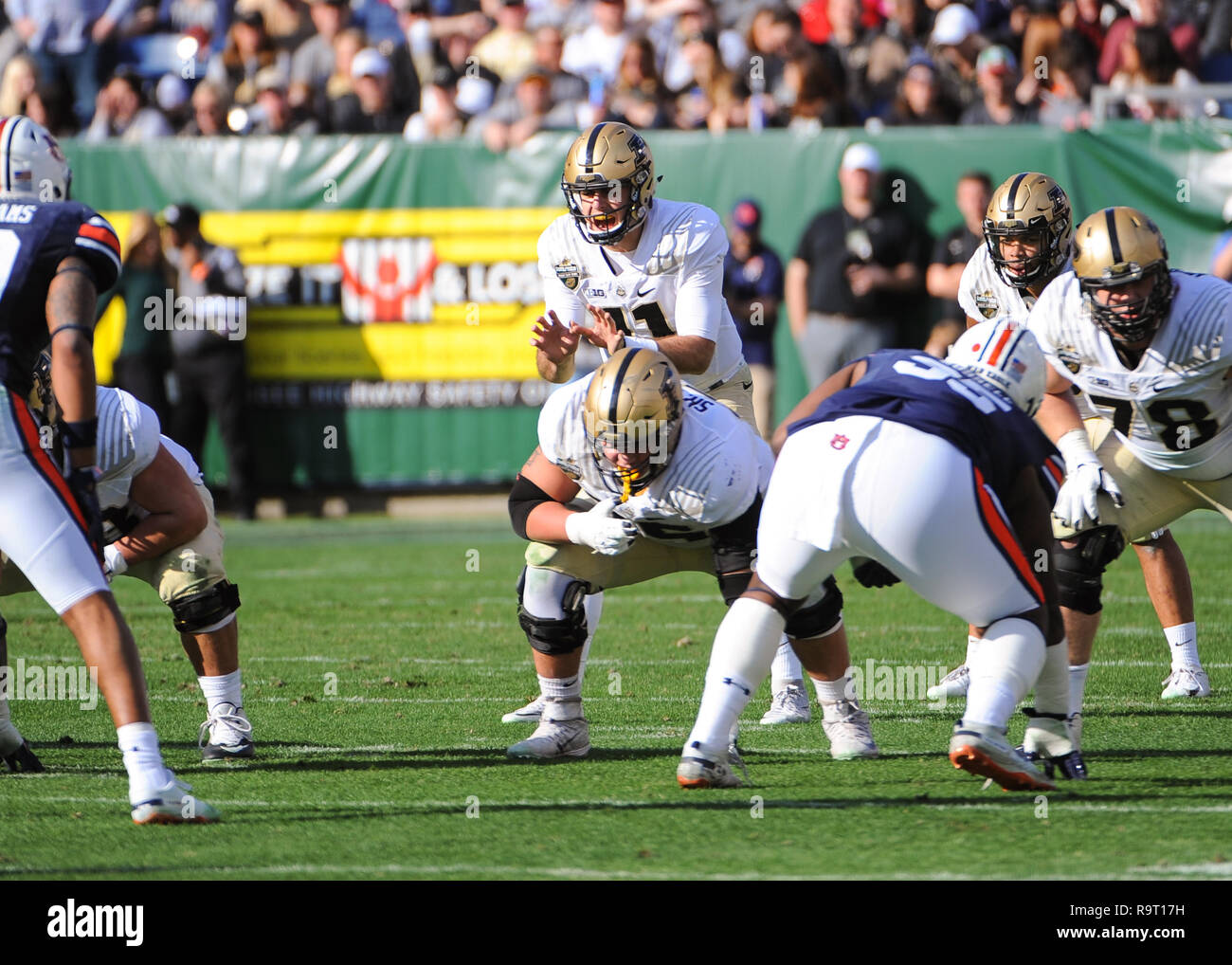 Nashville, TN, USA. 28 Dez, 2018. Purdue Quarterback, David Blough (11), während die 2018 Music City Bowl Spiel zwischen der Purdue Kesselschmiede und die Auburn Tiger bei Nissan Stadion in Nashville, TN. Kevin Langley/CSM/Alamy leben Nachrichten Stockfoto