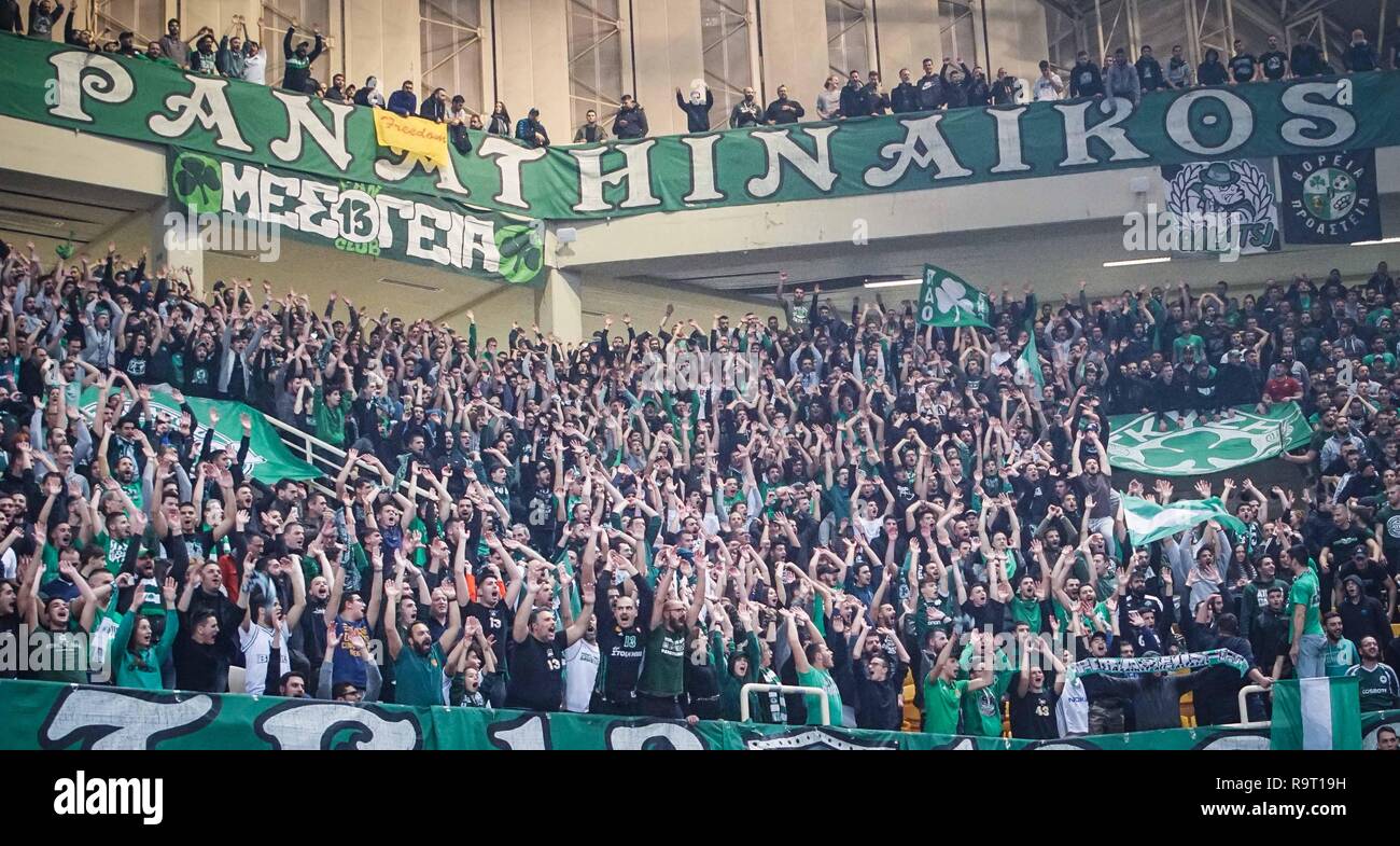 Panathinaikos Fans wave Flags in der Euroleague Basketball Match zwischen Panathinaikos und CSKA Moskau im Olympic Indoor Hall. (Final Score: Panathinaikos BC 96 - 84 CSKA Moskau) Stockfoto