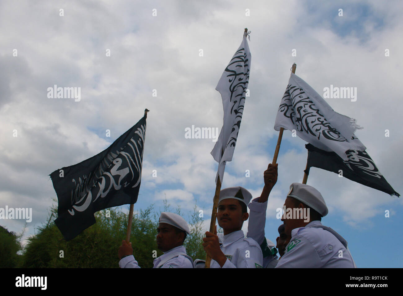 Demonstranten gesehen Holding flags während des Protestes. Indonesischer Muslime demonstriert die Politik der chinesischen Regierung an die uigurischen Muslime, die der Einschüchterung zu muslimischen Minderheiten in China geglaubt zu kritisieren. Am Ende der Demonstration führte zu der Verbrennung von einem Foto des Präsidenten von China auf der Autobahn. Stockfoto