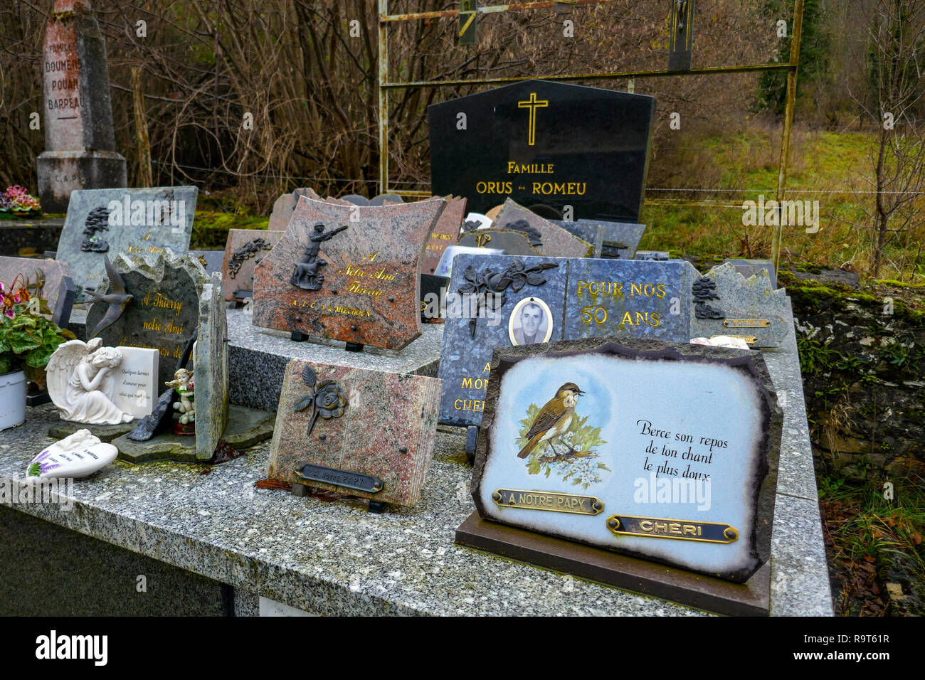 Familie Grab mit Erinnerungsstücken, Sinsat, Ariège, Französischen Pyrenäen, Frankreich Stockfoto