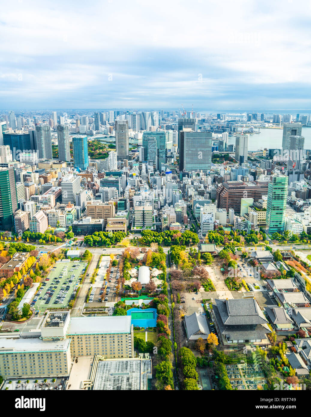 Asien Business Konzept für Immobilien und Corporate Bau - urban skyline Luftbild unter strahlend blauen Himmel und die Sonne in Tokio, Japan. Stockfoto