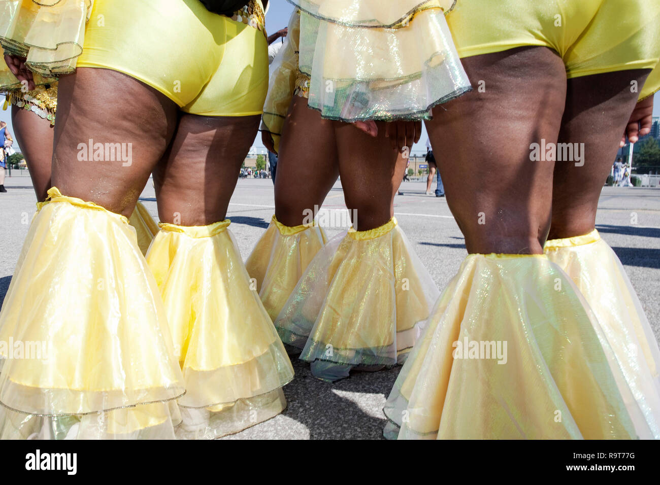 Dicke Frauen an den Karibischen Karneval der jährlichen karibischen Karneval Toronto in Tausende von Zuschauern in den USA und im Ausland. Stockfoto