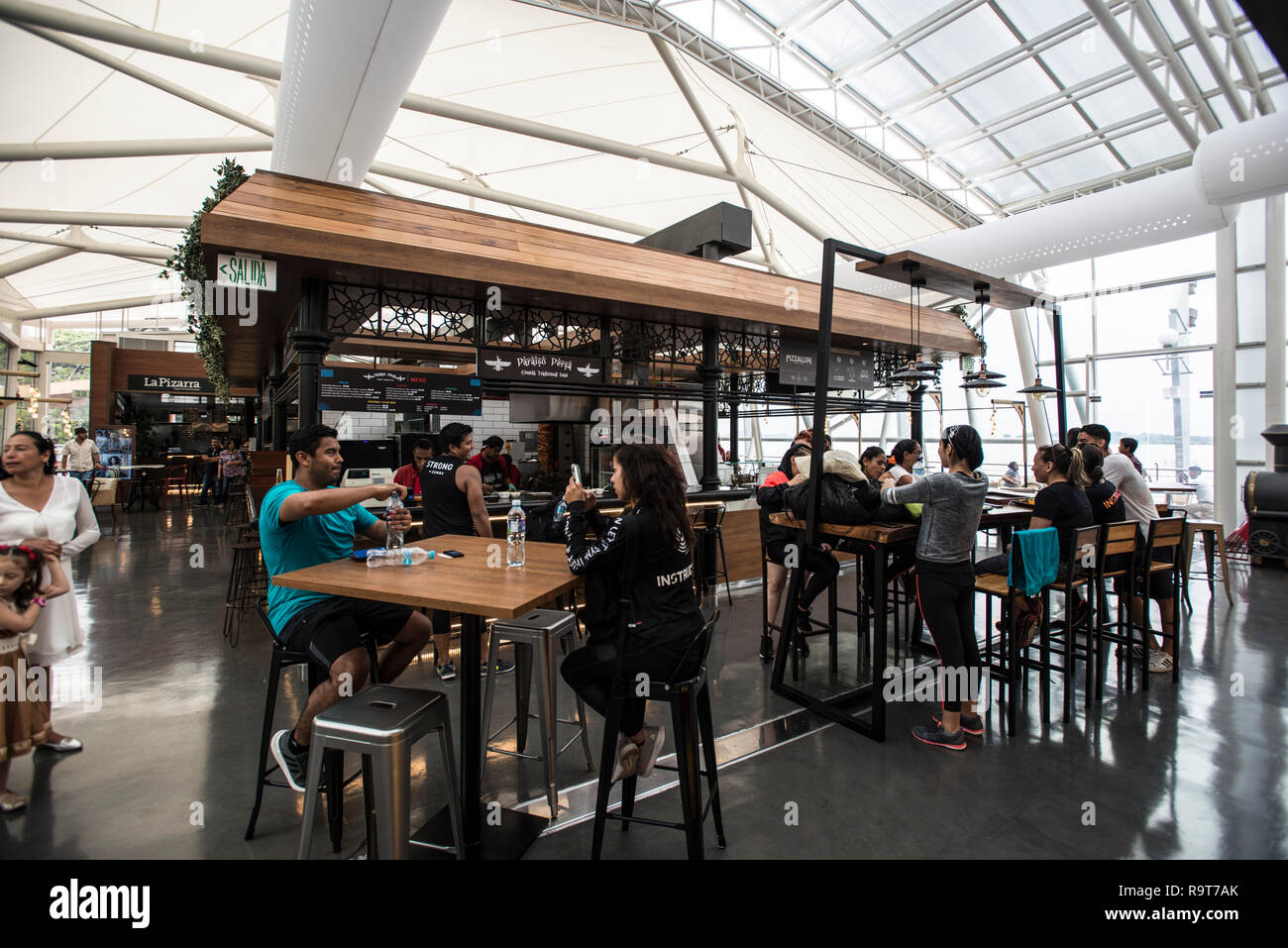 Mercado del Río auf dem Malecón Simón Bolívar in Guayaquil Stockfoto