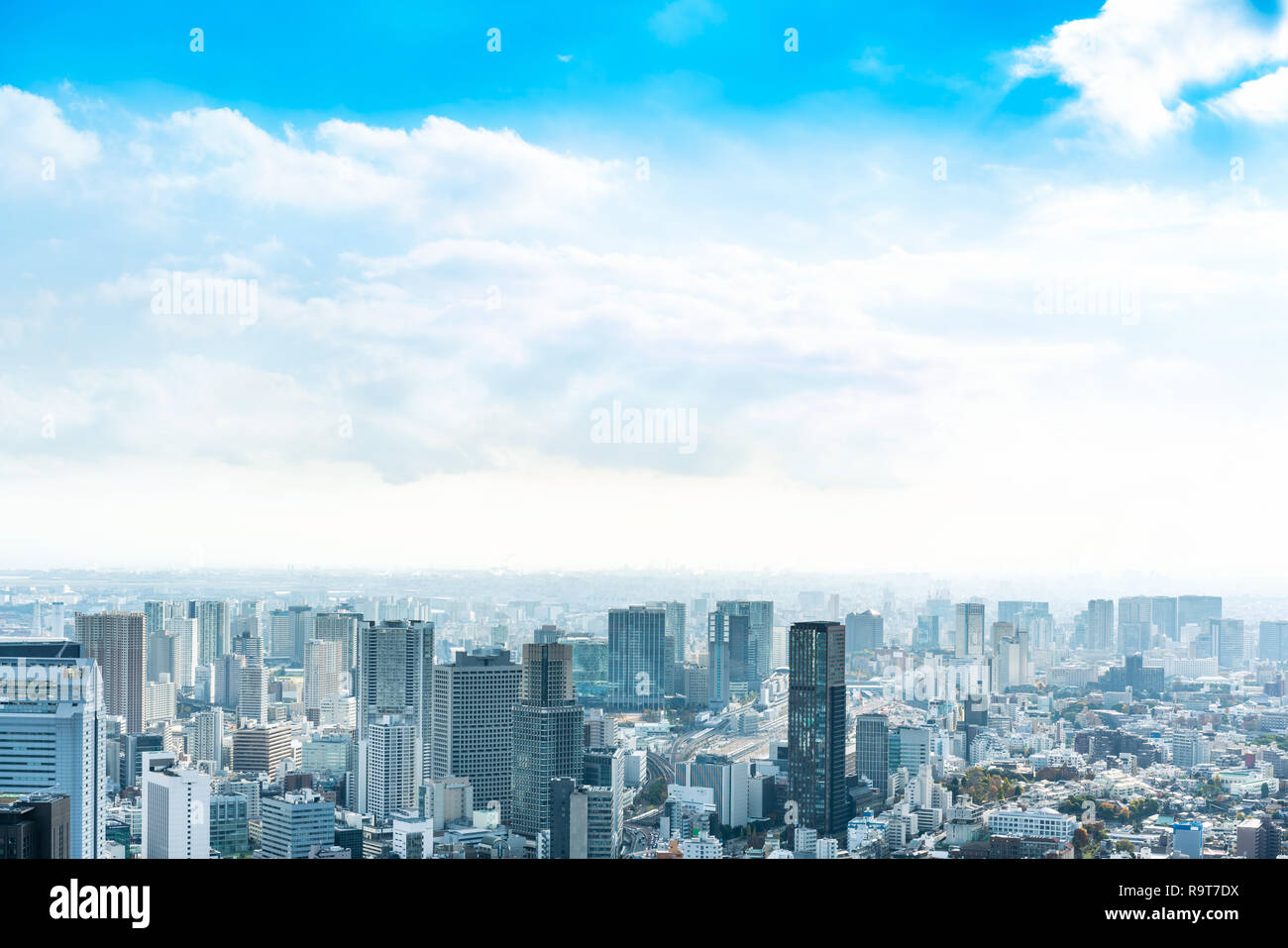 Asien Business Konzept für Immobilien und Corporate Bau - Panoramablick auf die City Skyline Luftbild unter strahlend blauen Himmel und die Sonne in Tokio, Ja Stockfoto