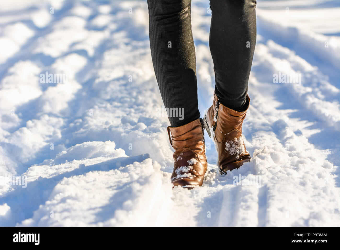 Frau Wandern im Schnee Stiefel, winter Schuhe der Frauen auf die Füße und  Beine in Leggings angezogen Stockfotografie - Alamy