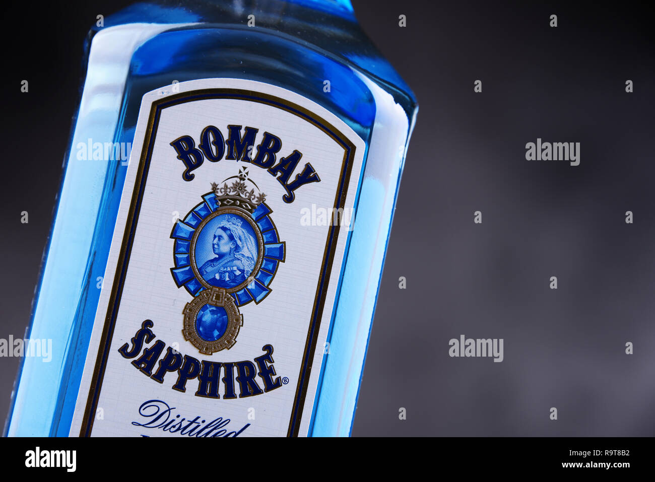 POZNAN, POL - 3. Mai 2018: Flasche Bombay Sapphire, eine Marke der Gin von Bacardi verteilt. Auf den Markt 1987 eingeführt durch Internationale Destillieren. Stockfoto