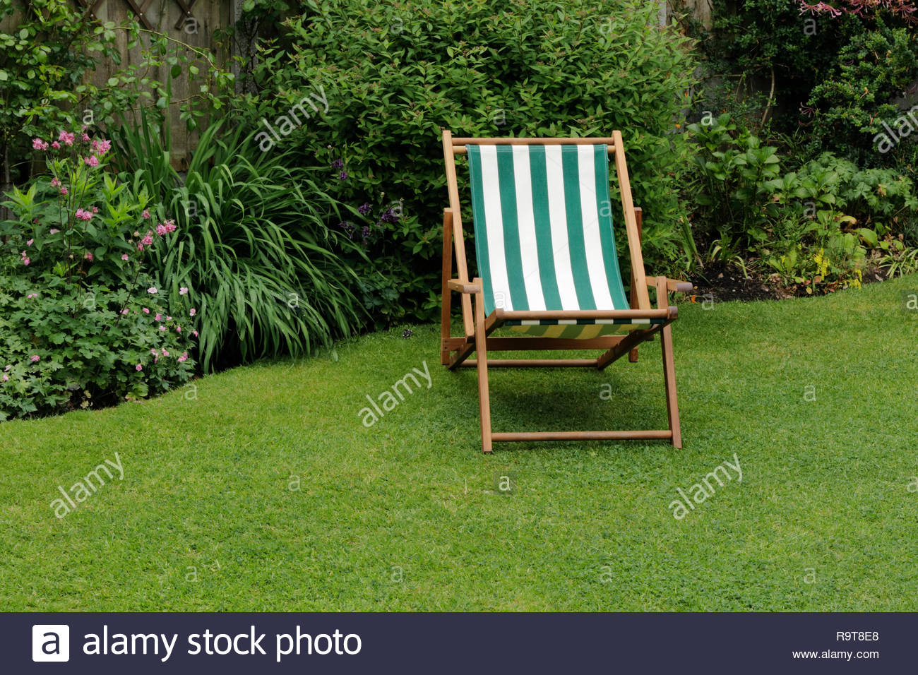 Liegestuhl Im Garten Uk Stockfoto Bild 229800208 Alamy