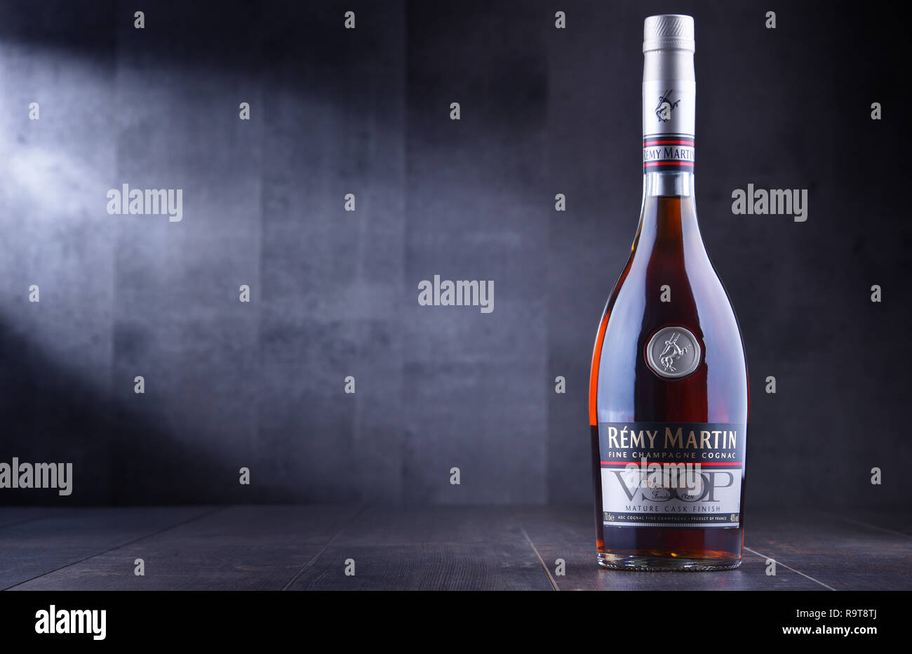 POZNAN, POL - May 30, 2018: Flasche Remy Martin, die Marke, die in Cognac Fine Champagne spezialisiert hat. Stockfoto