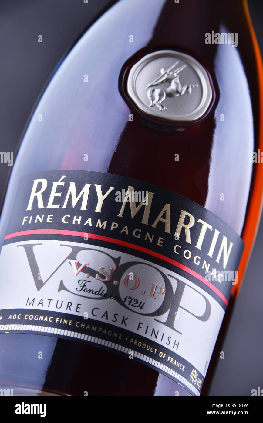 POZNAN, POL - May 30, 2018: Flasche Remy Martin, die Marke, die in Cognac Fine Champagne spezialisiert hat. Stockfoto