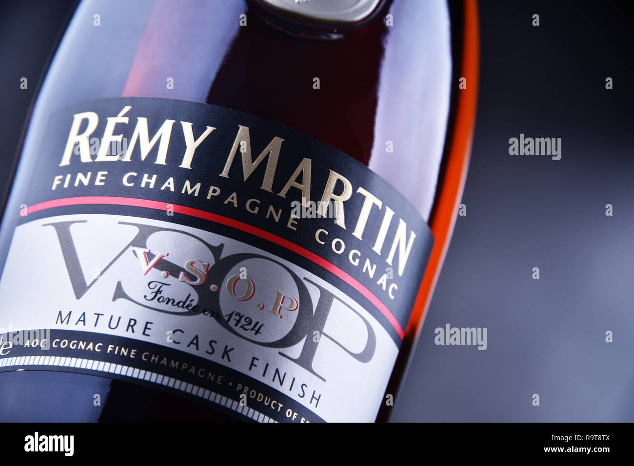 POZNAN, POL - May 30, 2018: Flasche Remy Martin, die Marke, die in Cognac Fine Champagne spezialisiert hat. Stockfoto