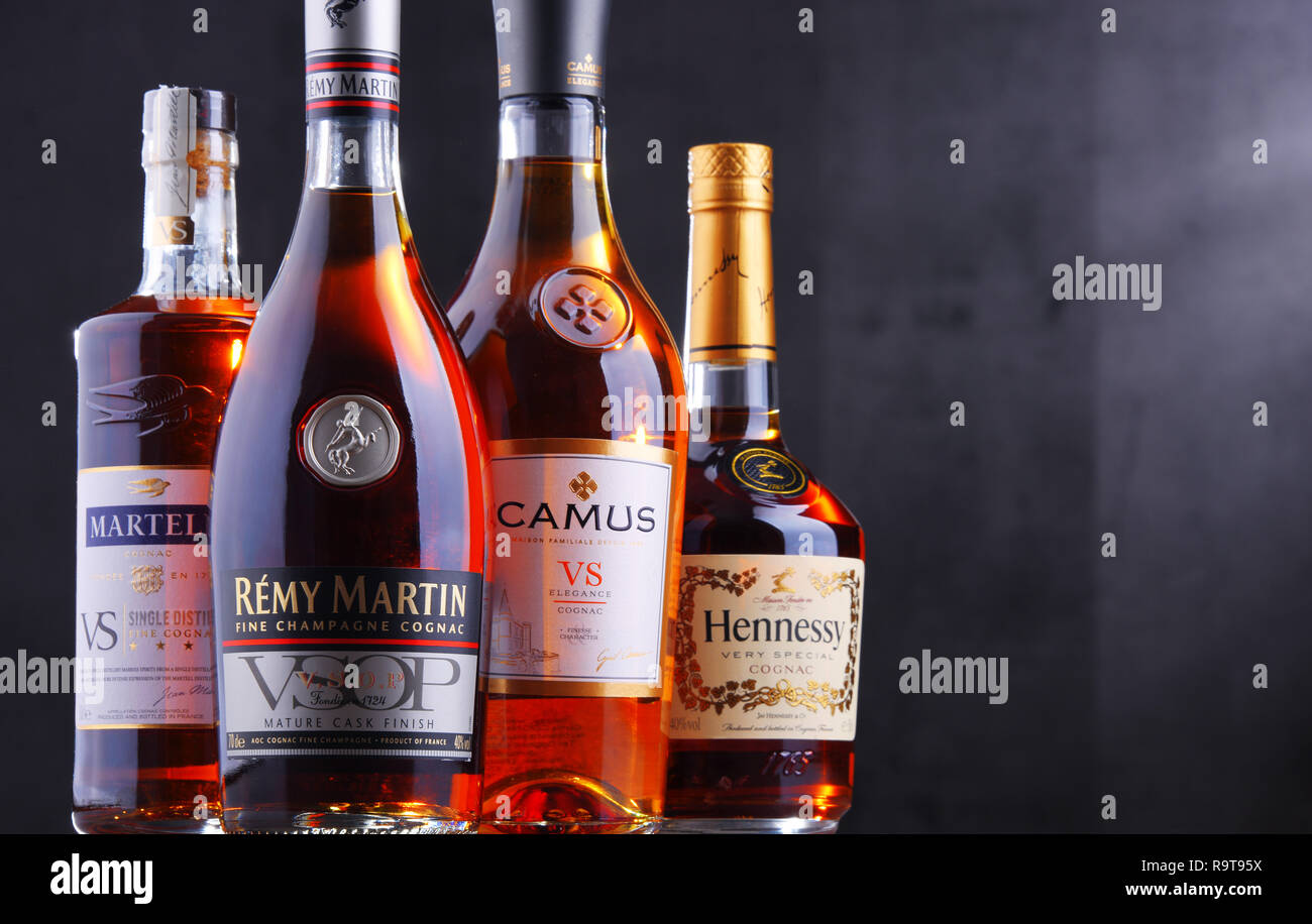 POZNAN, POL - 27.September 2018: Flaschen mit berühmten Marken wie Cognac Martell, Camus, Hennessy und Remy Martin. Stockfoto
