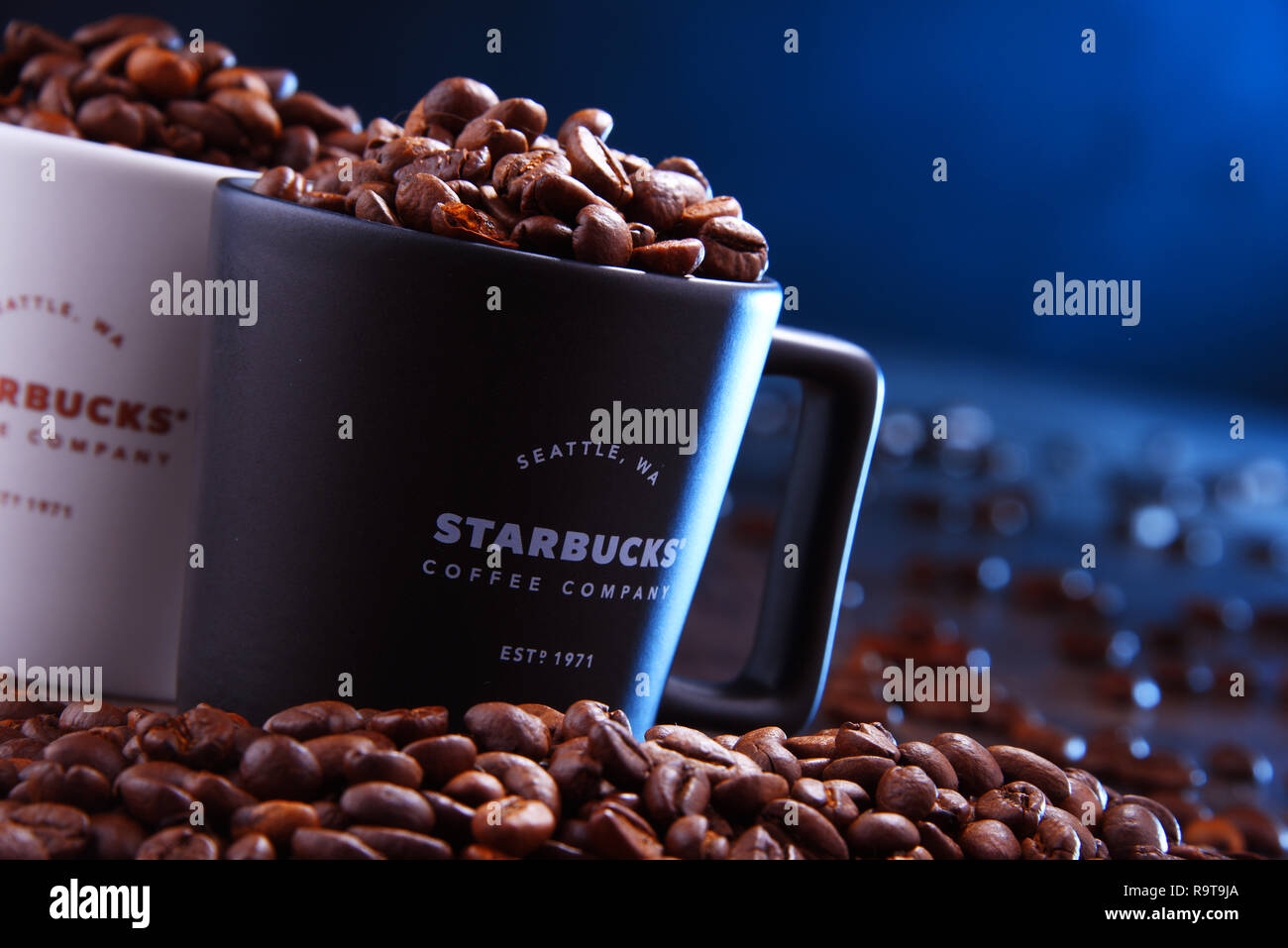 POZNAN, POL - 29.November 2018: Tassen Starbucks, Kaffee und Kaffeehaus Kette, in Seattle, WA gegründet. USA, 1971; jetzt das größte Geschäft der Stockfoto