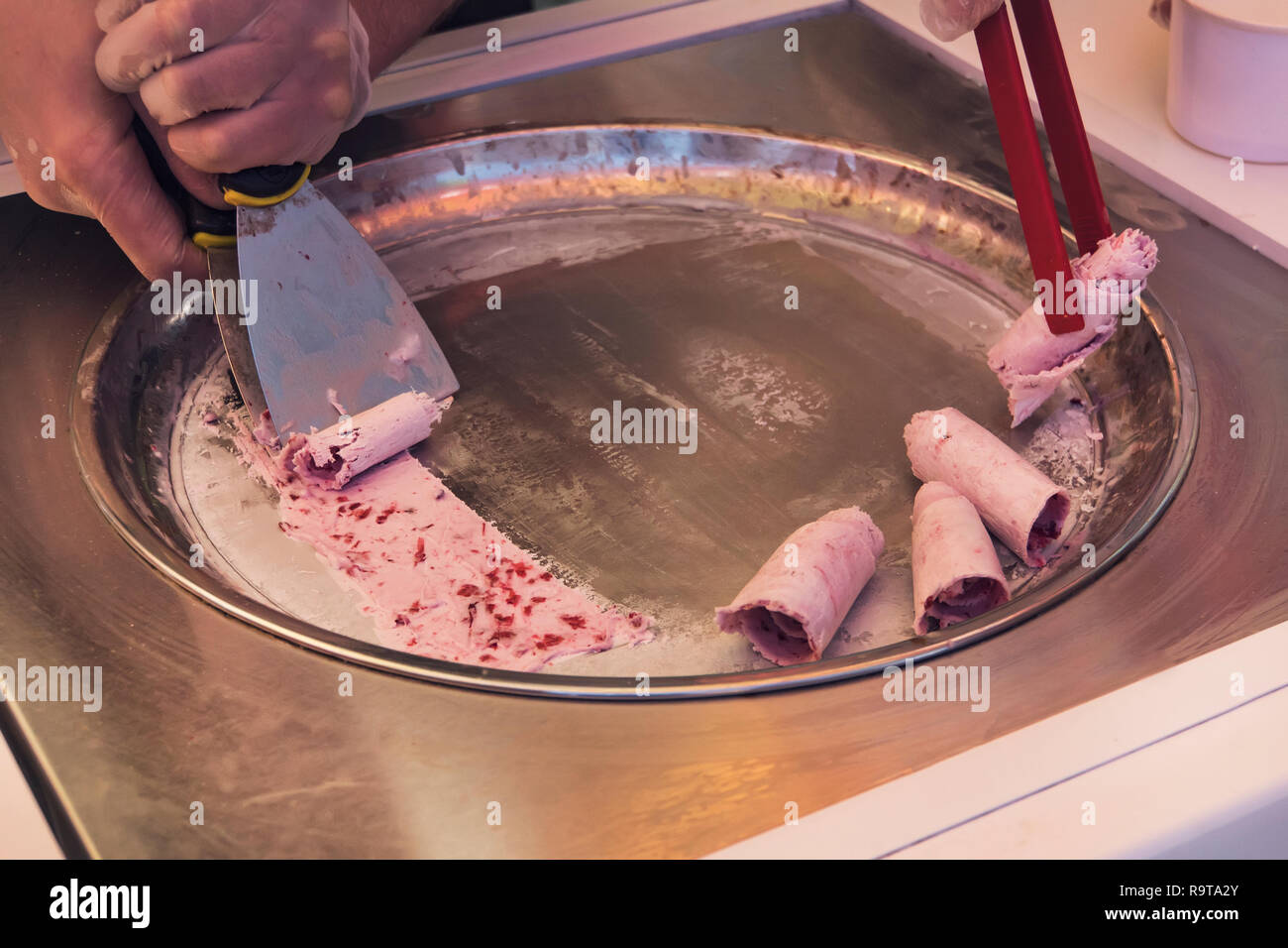 Thailand Wok gebratenes Eis rollt mit freeze Pan. Organische, natürliche gerollt Eis, Dessert. Kochen, Vorbereitung Stockfoto