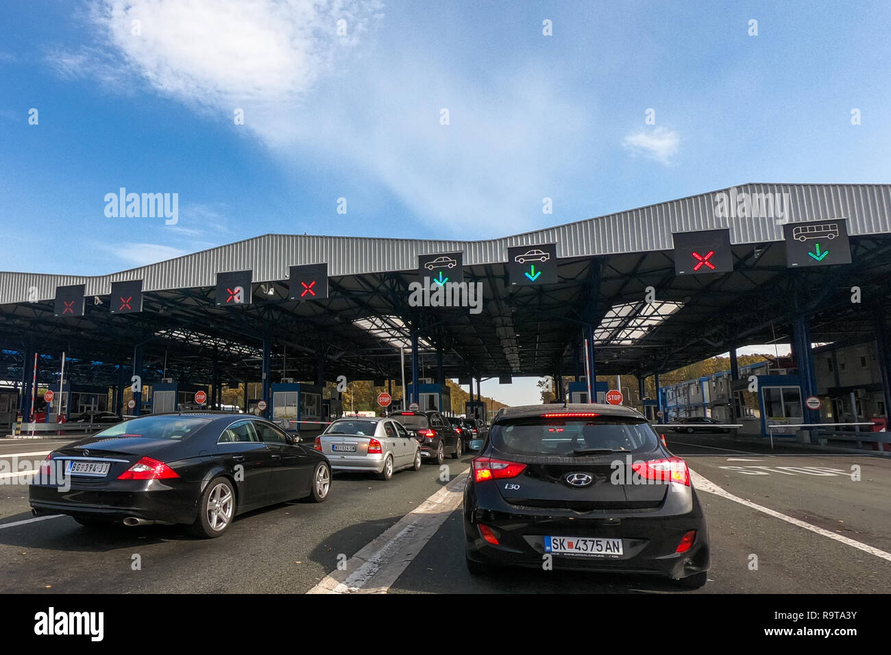 Lipovac, Batrovci auf Kroatien Serbien Grenze, 14. Oktober 2018: batrovci Lipovac ist der verkehrsreichsten Grenzübergang auf der Autobahn und den Balkan Stockfoto