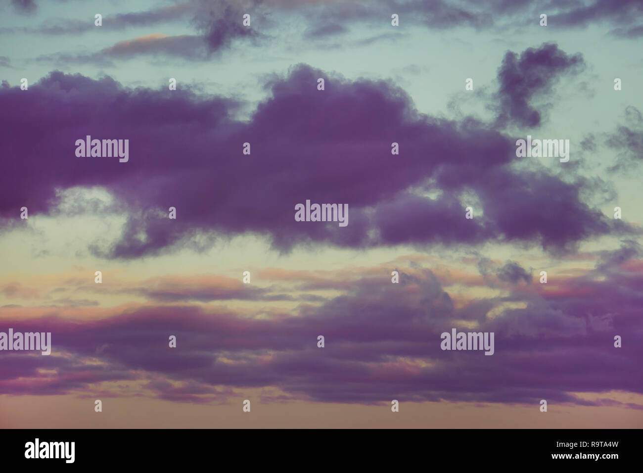 Dramatischer Sonnenuntergang mit Wolken der dunkle Töne in den blauen Himmel. Natürliche Zusammensetzung. dunkel getönt Himmel. Abendlicht. Dramatische Szenerie. Stockfoto