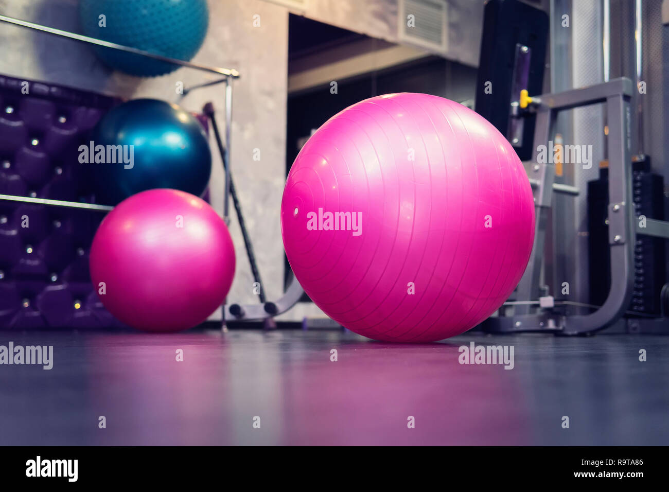 Fitness Ball in der Health Club, der Übung von Turnhallen rosa Ball. Stockfoto