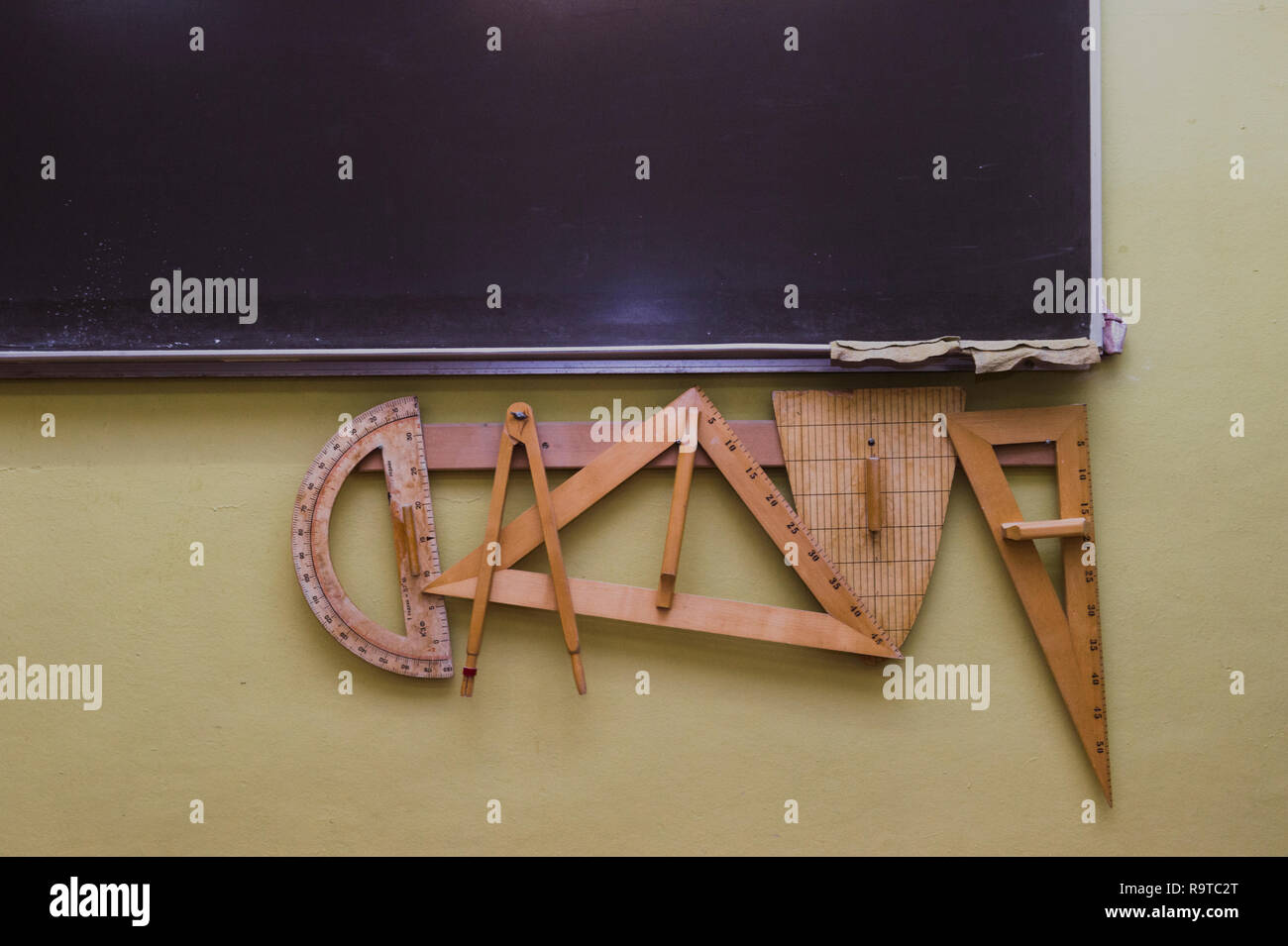 Schule-Versorgungsmaterialien auf Holztisch Stockfoto