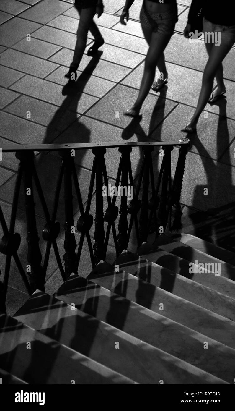 Schritte und Schatten in der Nacht Stockfoto