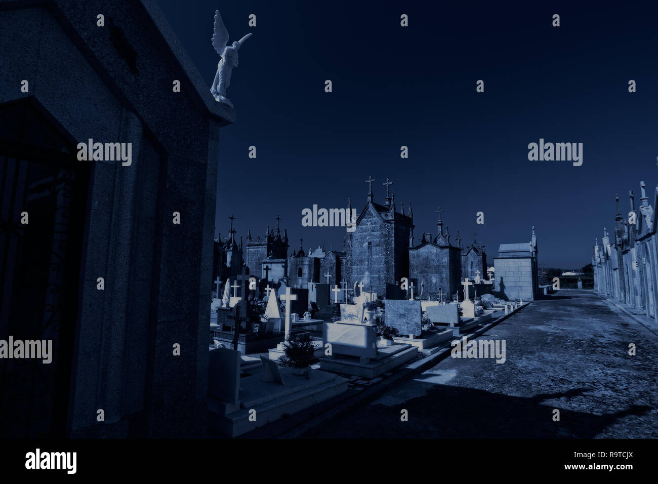 Alte europäische Friedhof bei Nacht. Verwendet digitale Filter. Stockfoto