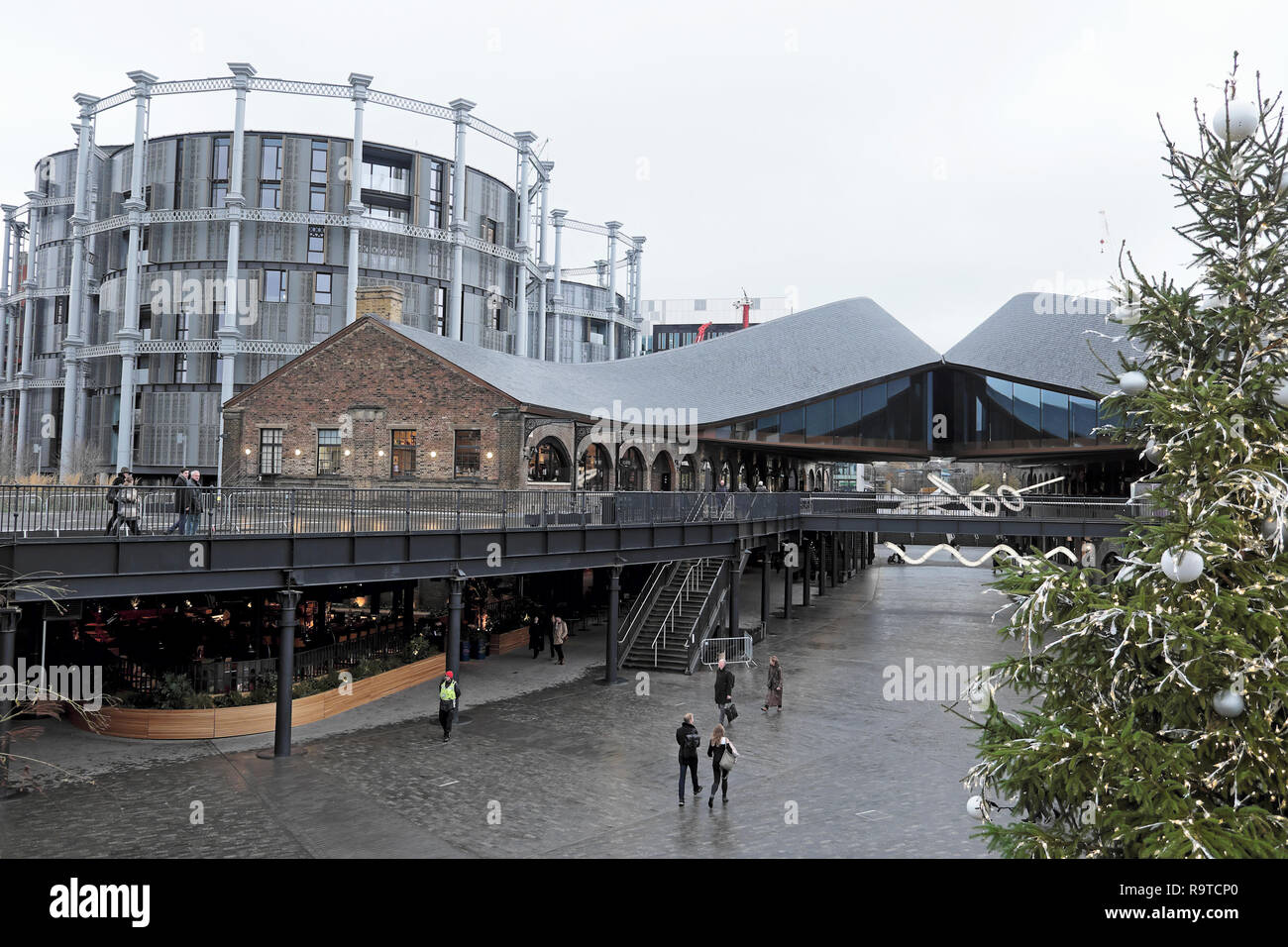 Leute einkaufen bei Kohle Tropfen Yard und Weihnachtsbaum im Kings Cross sanierungsgebiet von London UK KATHY DEWITT Stockfoto