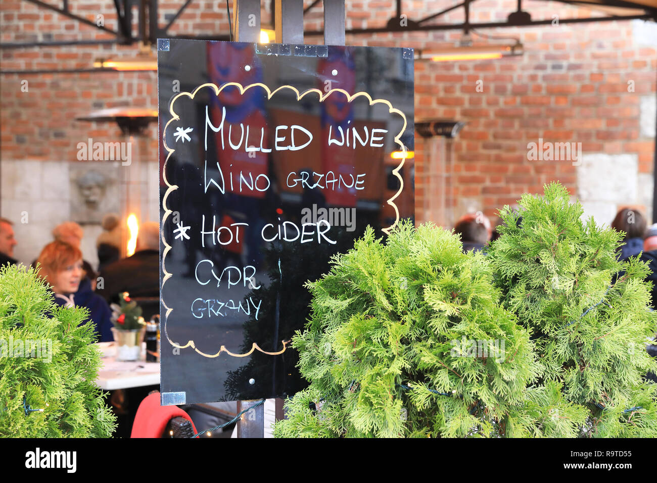 Restaurant auf dem Weihnachtsmarkt auf dem Marktplatz, Verkauf von heißen, festliche Getränke, in der Altstadt in Krakau, Polen Stockfoto