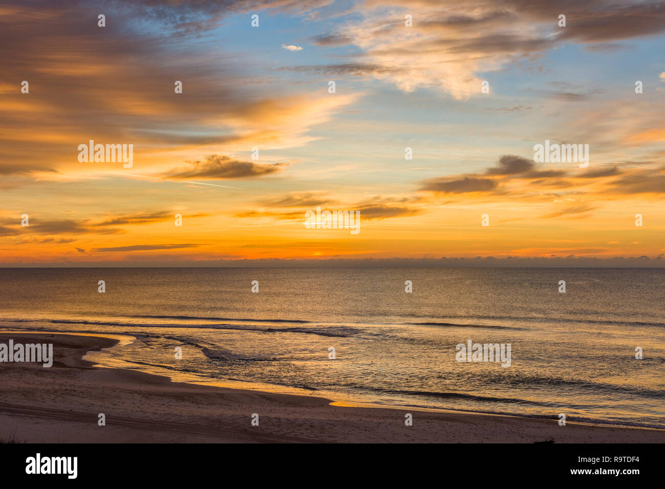 Sonnenaufgang über dem Golf von Mexiko auf St George Island im pfannenstiel oder vergessene Küste von Florida in den Vereinigten Staaten Stockfoto