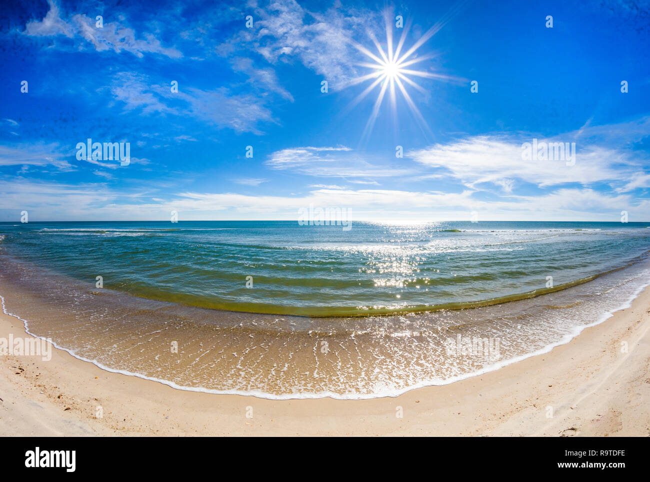 Sunburst an einem sonnigen Tag über den Golf von Mexiko auf St George Island im pfannenstiel oder vergessene Küste von Florida in den Vereinigten Staaten Stockfoto