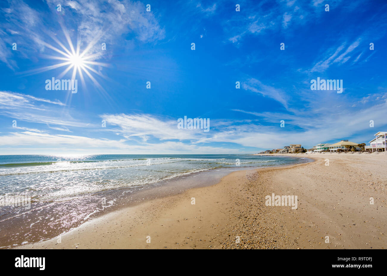 Sunburst an einem sonnigen Tag über den Golf von Mexiko auf St George Island im pfannenstiel oder vergessene Küste von Florida in den Vereinigten Staaten Stockfoto