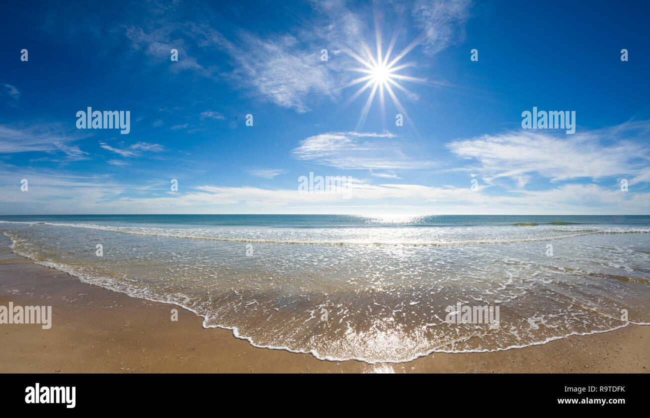 Sunburst an einem sonnigen Tag über den Golf von Mexiko auf St George Island im pfannenstiel oder vergessene Küste von Florida in den Vereinigten Staaten Stockfoto