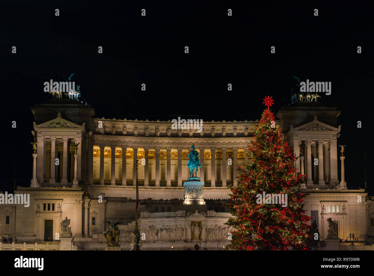 Weihnachten in Rom. Weihnachtsbaum vor dem Altar auf Nation in der Nacht, mitten im Zentrum der Stadt Stockfoto