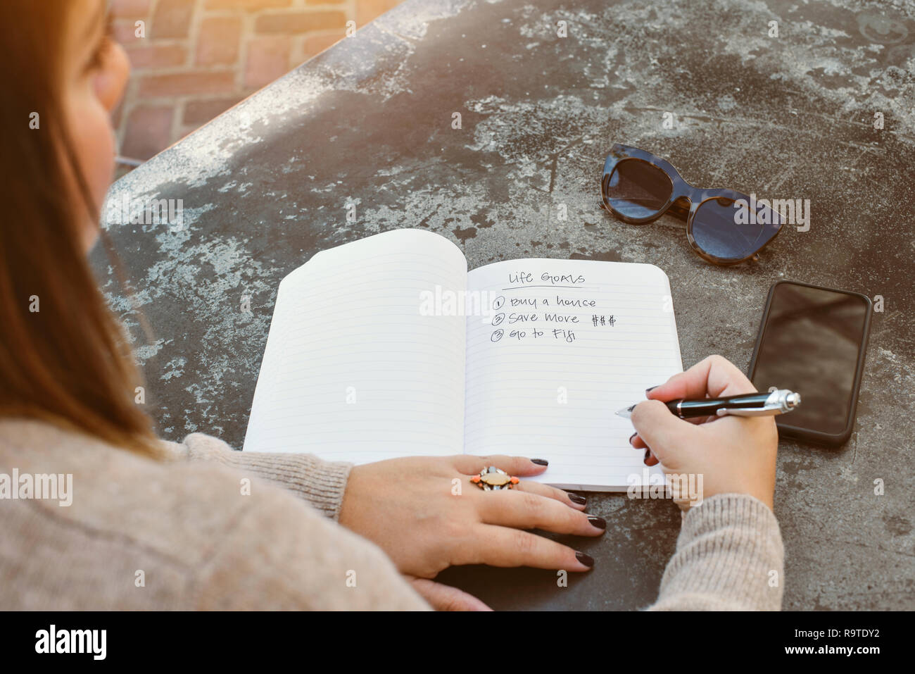 Profil von einer weiblichen Tausendjährigen schreiben Sie Ihre Ziele im Leben Stockfoto