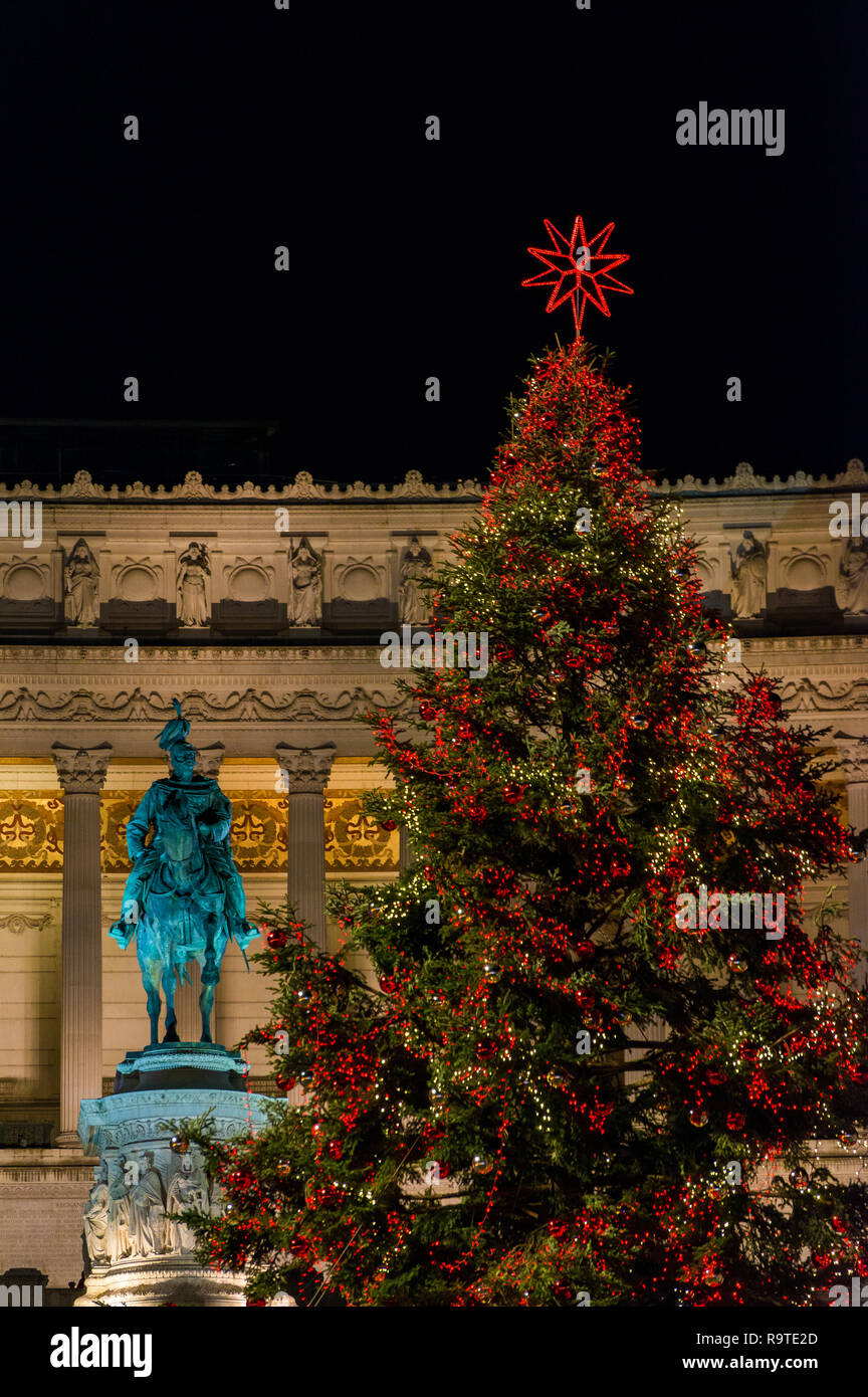 Weihnachten in Rom. König von Italien beobachten die neuen Weihnachtsbaum vor dem Altar auf Nation in der Nacht, mitten im Zentrum der Stadt Stockfoto