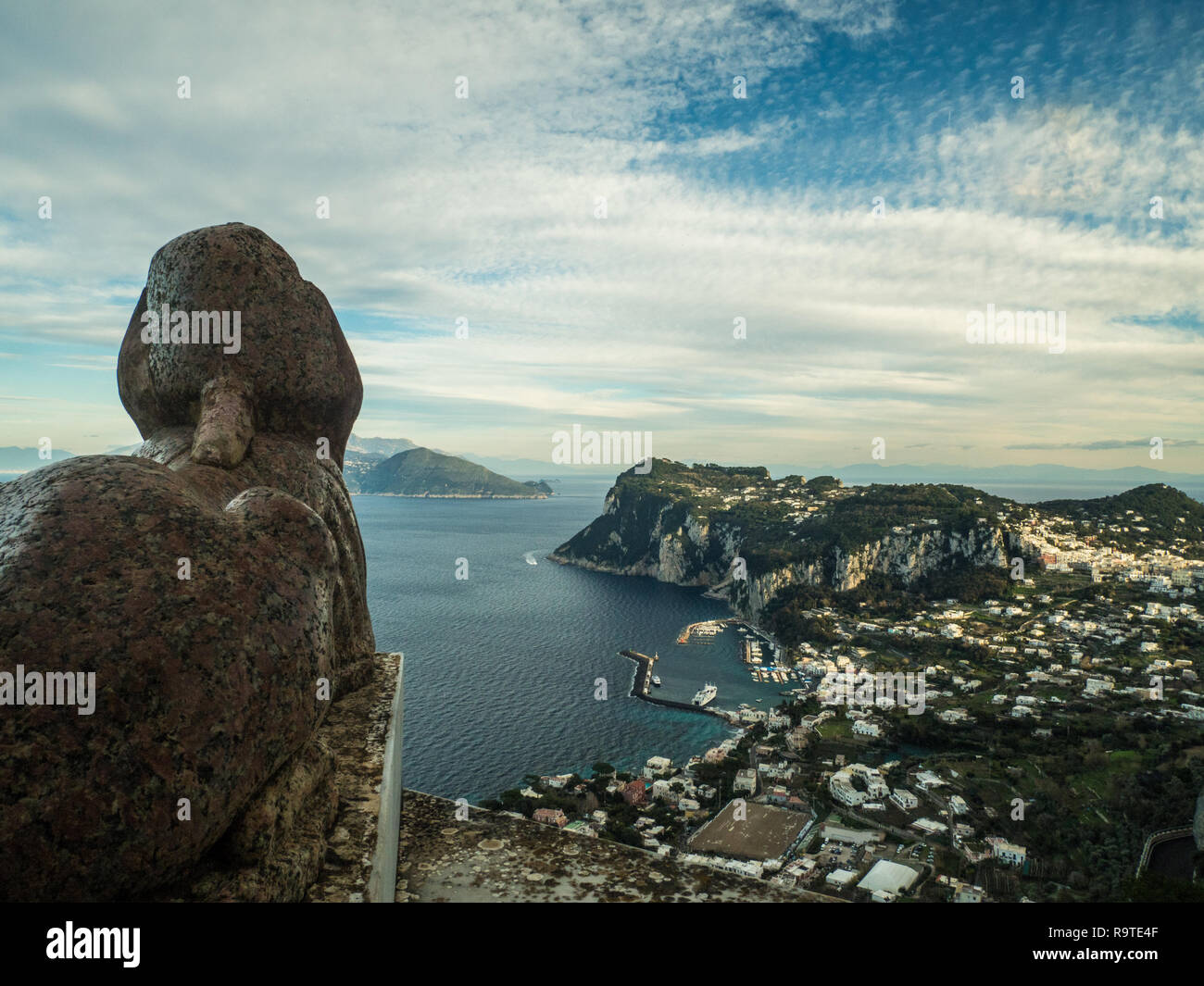 Egyptin Sphinx in der Villa San Michele mit Blick auf Marina Grande auf Capri in der Region Kampanien, Italien Stockfoto