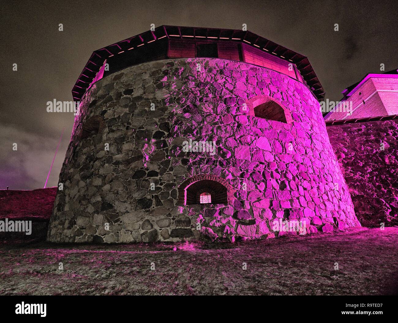 Mittelalterliche Burg außen Nacht Szene während der Festivals. Surreal anzeigen mit sehr bunten und lebhaften Ausleuchtung. Hämeenlinna, Finnland Stockfoto