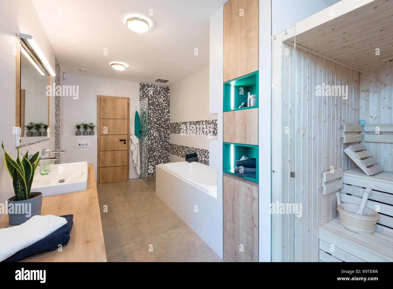 Badezimmer Der Modernen Haus Mit Kleiner Sauna Badewanne Und Dusche Stockfotografie Alamy