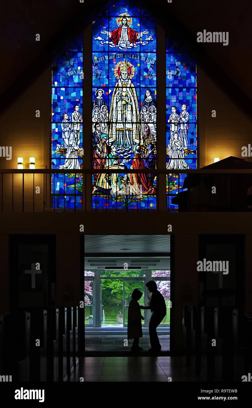 Middletown, CT USA. Mai 2009. Silhouette von Mutter vorbereiten Kind in die Kirche Eingang für Ihren ersten Katholischen Gemeinschaft. Stockfoto