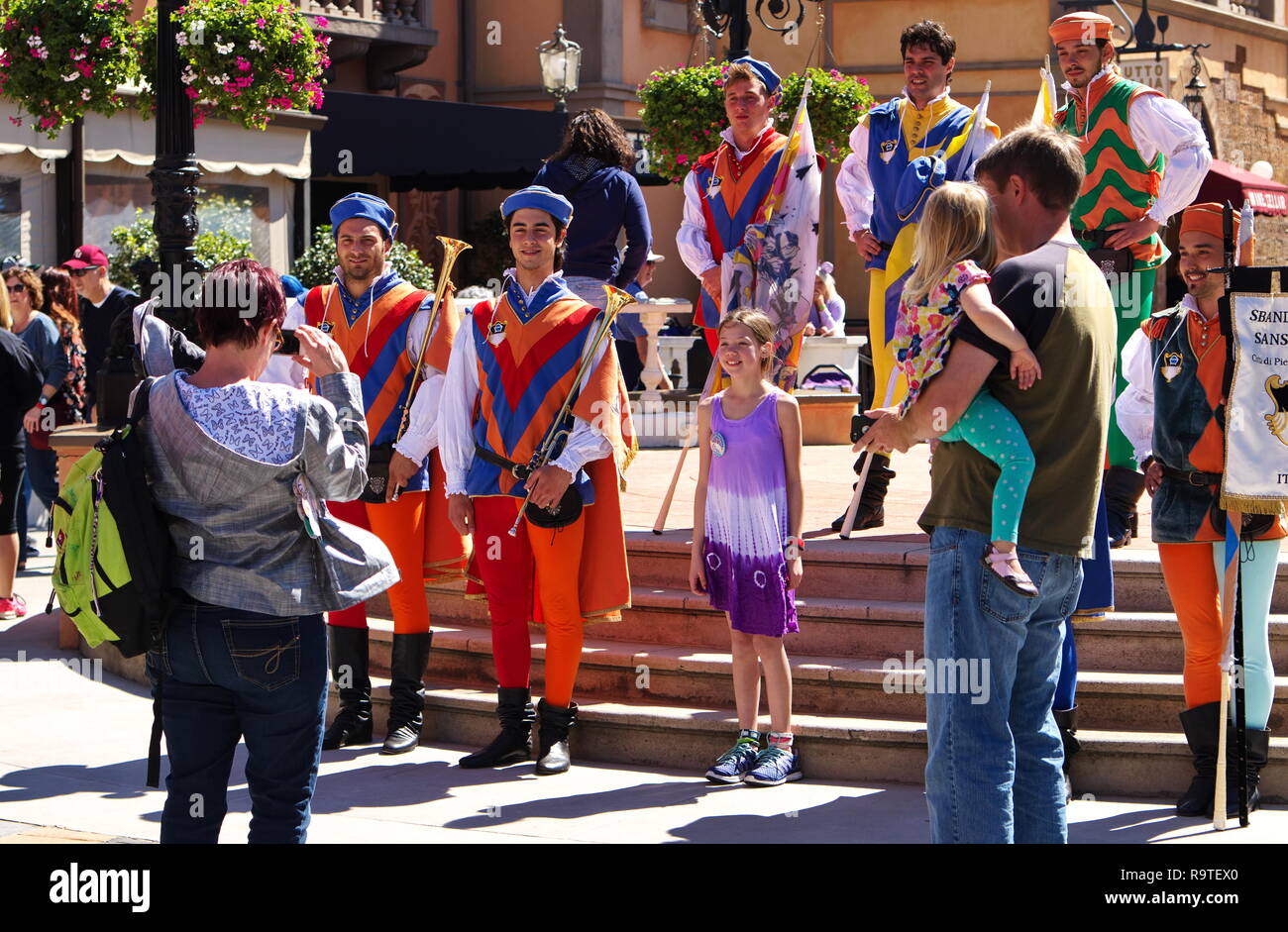 Orlando, FL, USA. Feb 2016. Eine Familie, die Bilder mit Animateuren aus Italien in Disney World. Stockfoto