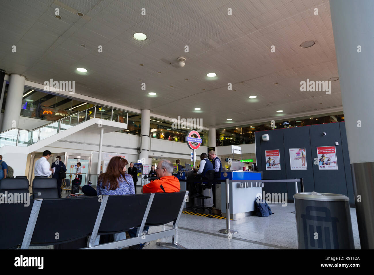 Die Passagiere am Flughafen Gatwick, London, UK warten Stockfoto