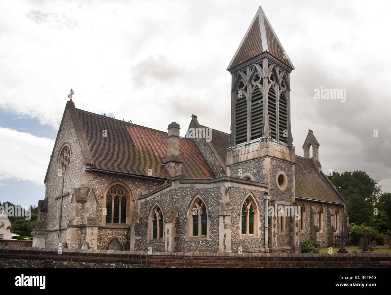 St Margarets Kirche von David Brandon, einem jüdischen Architekten entworfen, mit seiner ungewöhnlichen freistehende hölzerner Glockenturm - Cote, Tylers Green, Buckinghamshire Stockfoto