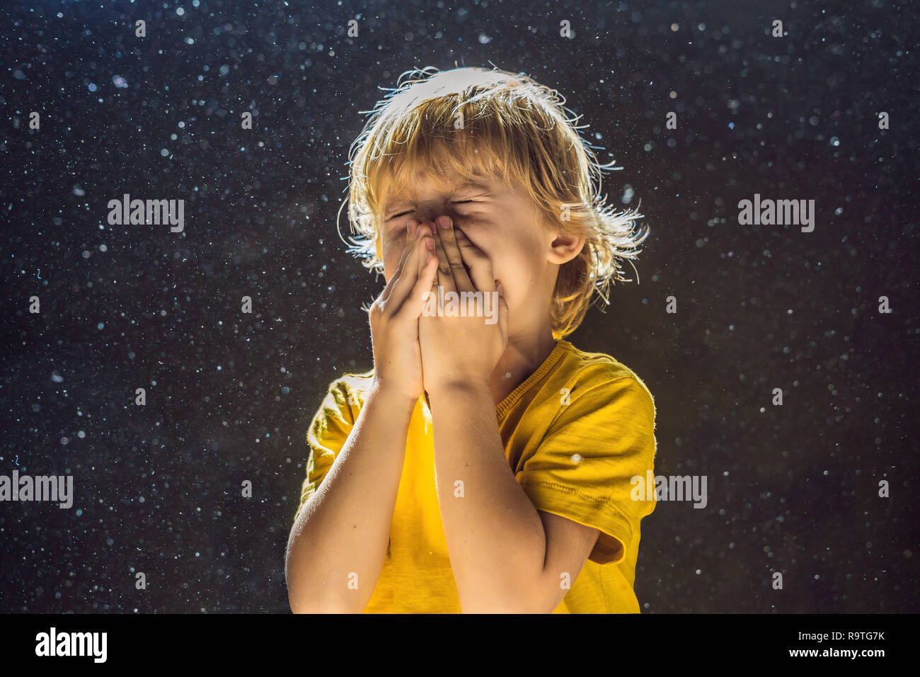 Allergie gegen Staub. Junge niest, weil er allergisch gegen Staub ist.  Staub fliegt in der Luft durch Licht mit Hintergrundbeleuchtung  Stockfotografie - Alamy