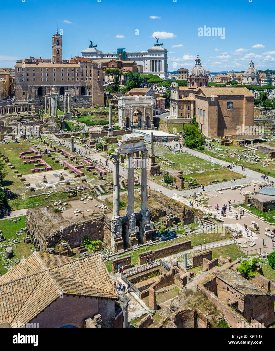 Das Forum Romanum vom Palatin mit Blick auf den zentralen Platz und die restlichen Cornthian Spalten der Tempel von Castor und Pollux in der Stockfoto