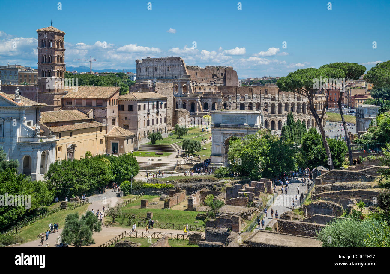 Blick auf den Arch von Titus, der bekannte Campanile von Santa Francesca Romana und das mächtige Kolosseum Amphitheater vom Palatin, Forum Romanum, Ro Stockfoto