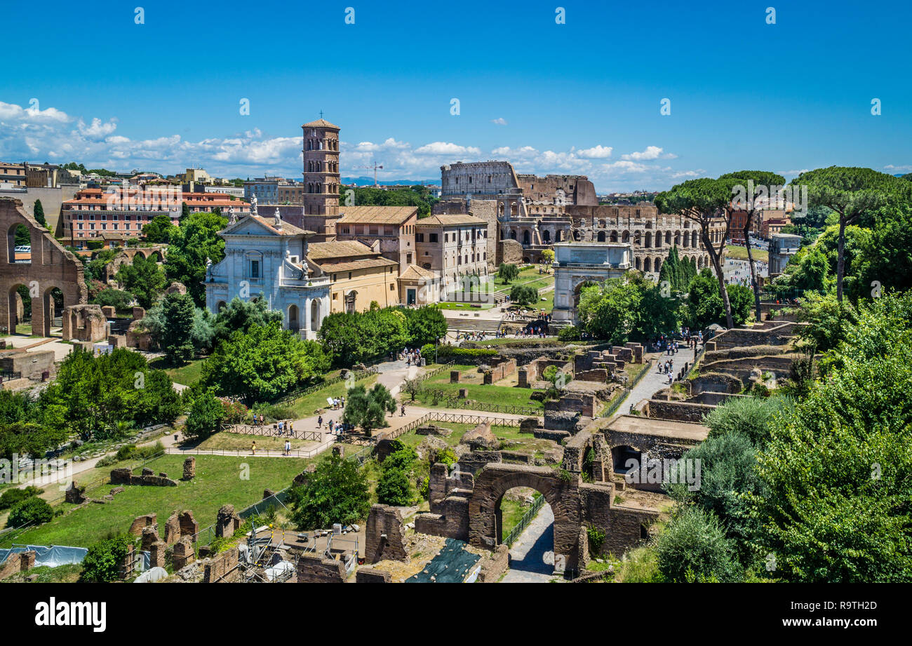 Blick auf den Arch von Titus, der bekannte Campanile von Santa Francesca Romana und das mächtige Kolosseum Amphitheater vom Palatin, Forum Romanum, Ro Stockfoto