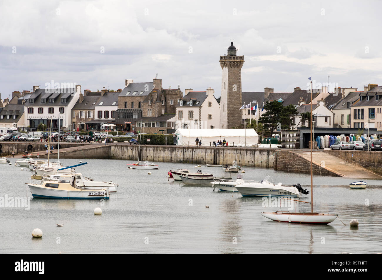 Roscoff, Frankreich. Die Phare de Roscoff, ein Leuchtturm in dieser kleinen Stadt an der Küste der Bretagne (Bretagne) Stockfoto