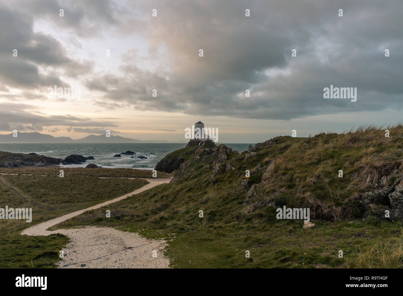 Die llanddwyn Island Lighthouse, Twr Mawr auf Ynys Llanddwyn auf Anglesey, Nordwales bei Sonnenaufgang. Stockfoto