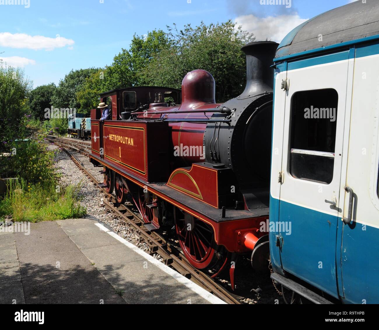 1898 Metropolitan Railway E Klasse 0-4-4 'Metropolitan Bahn Nr. 1' verlassen North Weald Station, Epping Ongar Eisenbahn, Essex, UK. Stockfoto