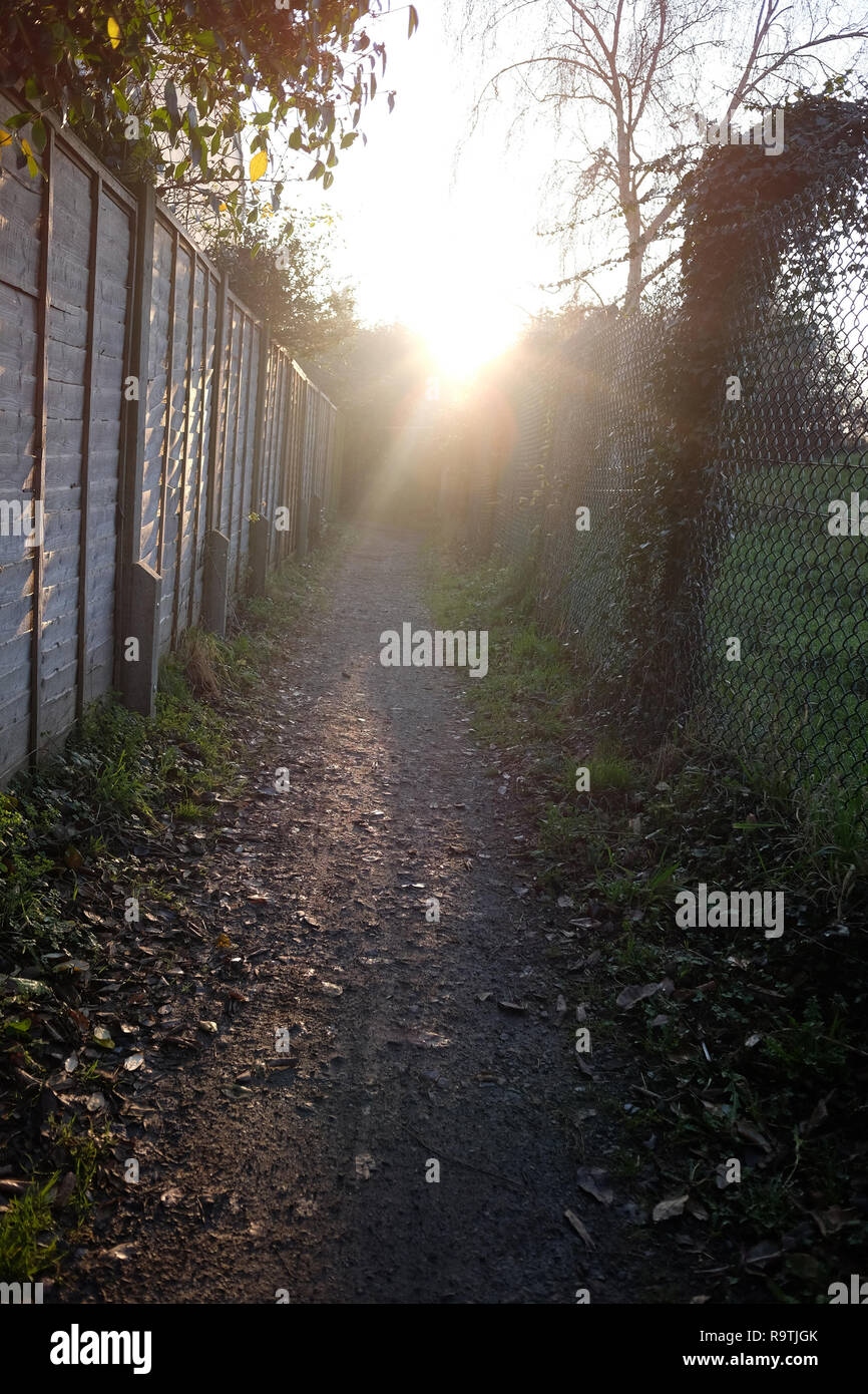 Dezember 2018 - Tief Winter Sonne auf eine kleine städtische Durchgang Stockfoto