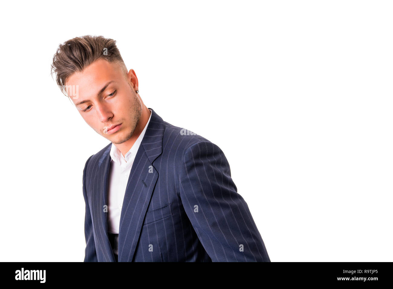 Elegante junge Mann mit Anzug im Studio Stockfoto